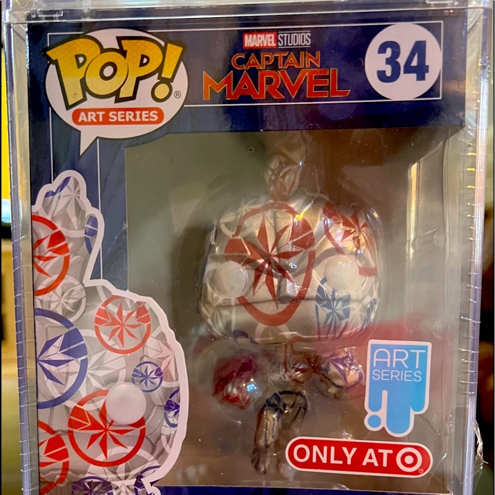 Funko Pop Captain Marvel in hard case